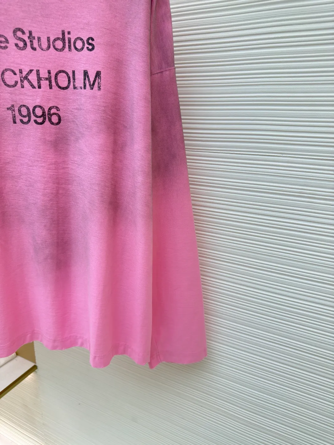 Acne Studios 1966 mud-dyed washed and distressed long sleeves ●Authentic product: purchased and developed by 2419 ●Item number: 1680621-A15 ●Fabric: super soft cotton fabric ●Technology: washed and distressed ●Version: loose fit ●Weight: about 385 grams ●Size: S-M-L-XL ●Description: Made of ultra-soft pure cotton fabric, garment-dyed, washed and distressed, the chest part has a dirty feel, and the lower part shows a gradient effect. The neckline is slightly frayed to better fit the overall tone. The overall line is straight and delicate, the fabric is comfortable and soft, and the color is consistent without color difference. It can be matched with the same style to create a fashionable look and control various occasions. Customized accessories, complete with three standards, the same style for men and women!